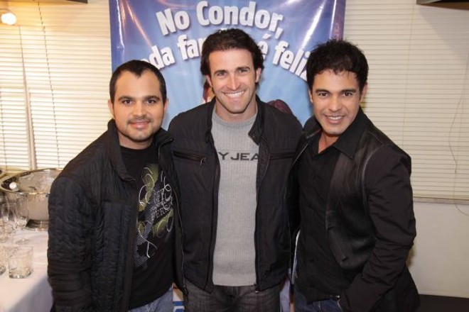 O piloto Ricardo Zonta, da Stock Car, foi recebido pela dupla Zezé Di Camargo & Luciano no camarim, antes do show realizado anteontem no Teatro Guaíra. A apresentação foi patrocinada pela rede Condor Super Center, da família Zonta |