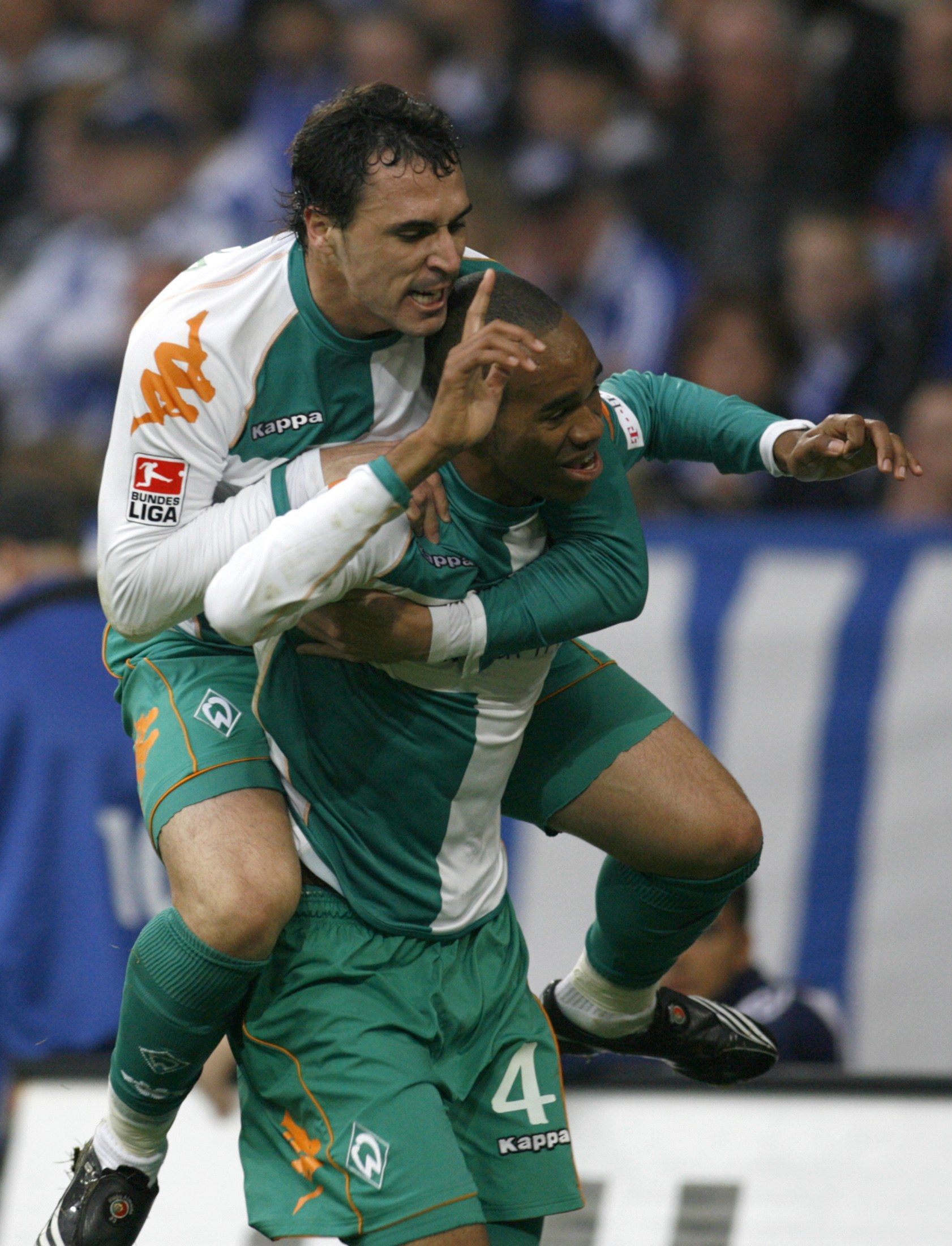 Hugo Almeida salta na garupa do brasileiro Naldo em comemoração por gol do Werder | Ina Fassbender / Reuters