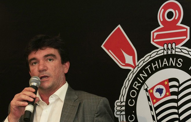 Andrés Sanchez, presidente do Corinthians, trabalha nos bastidores pela indicação de Mano Menezes para o cargo de Dunga. | 