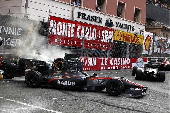 Depois de a Lotus de Trulli passar sobre a cabeça de Chandhok, os carros ficaram parados em um lugar perigoso para os pilotos que continuavam na corrida. O líder Mark Webber, que vinha atrás deles, quase se viu envolvido na confusão | 