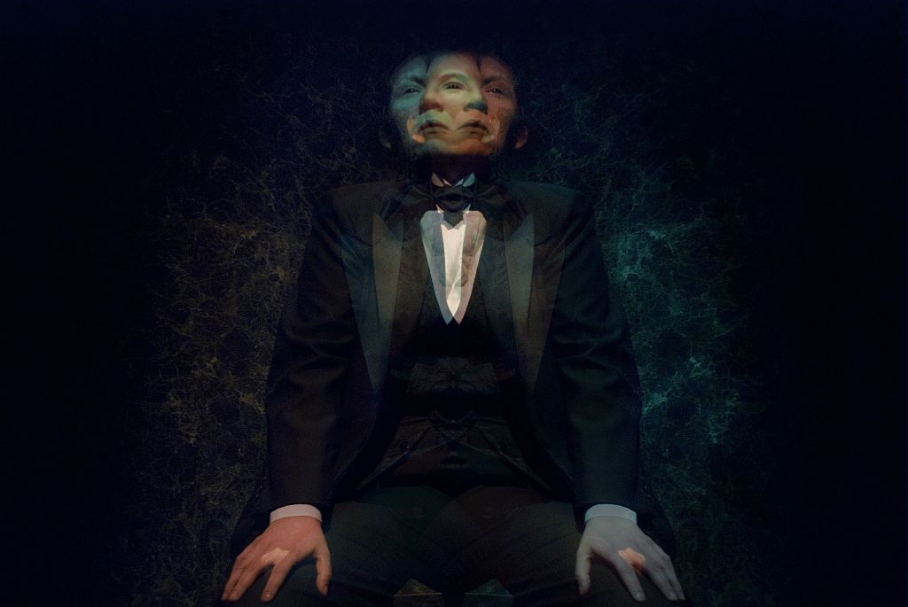 Juliana Galdino: como o símio que se molda à imagem humana, relata sua metamorfose à uma plateia acadêmica | Fotos: Julieta Bacchin/Divulgação