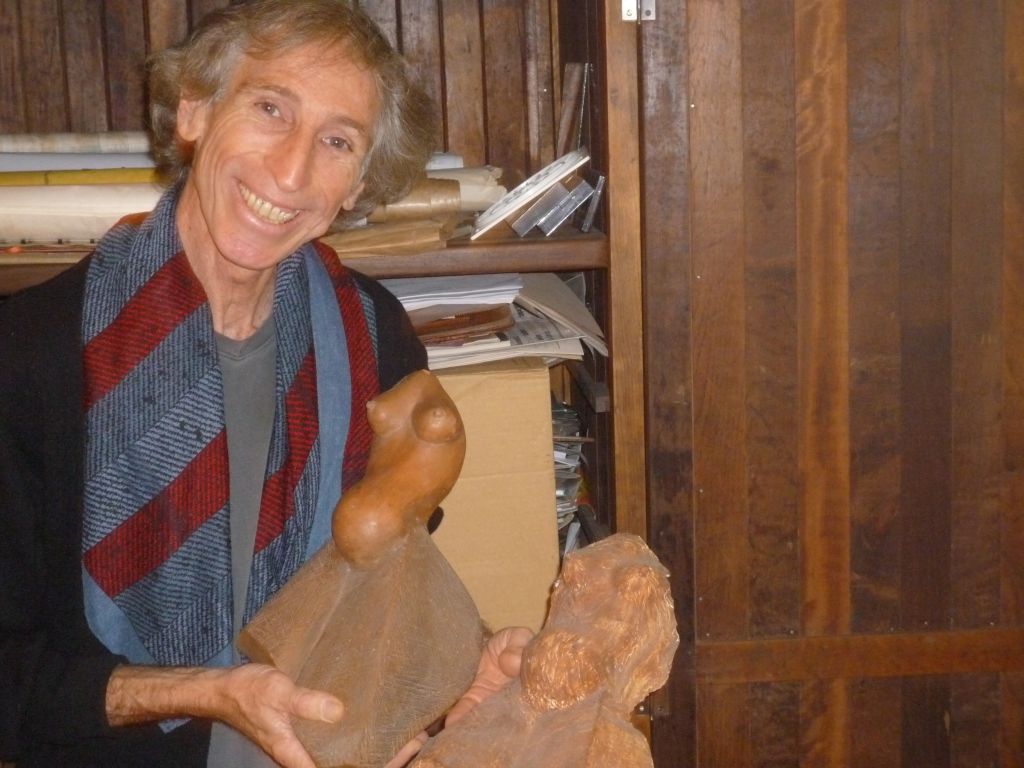 Tudo se transforma o tempo todo no mundo. A única certeza é a mudança, diz Carlos Daitschman, com  um objeto reciclado nas mãos, na frente de um armário feito a partir de reaproveitamento de imbuias | Marcio Renato dos Santos/Gazeta do Povo