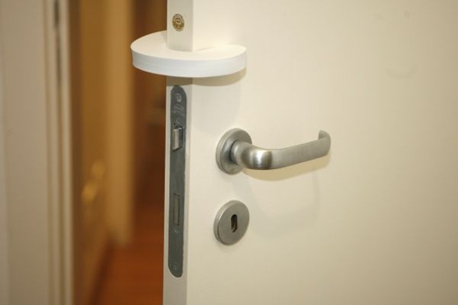 Trava de porta impede que ela feche nos dedinhos das crianças |