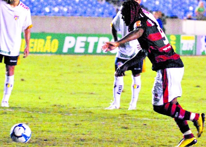 Com dois gols de pênalti, Vagner Love foi o destaque do Fla contra o Prudente | 