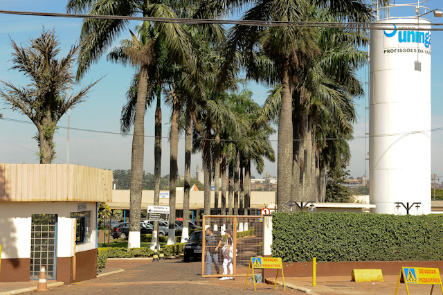 Na manhã desta segunda-feira (3), alguns alunos revelaram que o clima na instituição era pesado | Fábio Dias/Gazeta do Povo