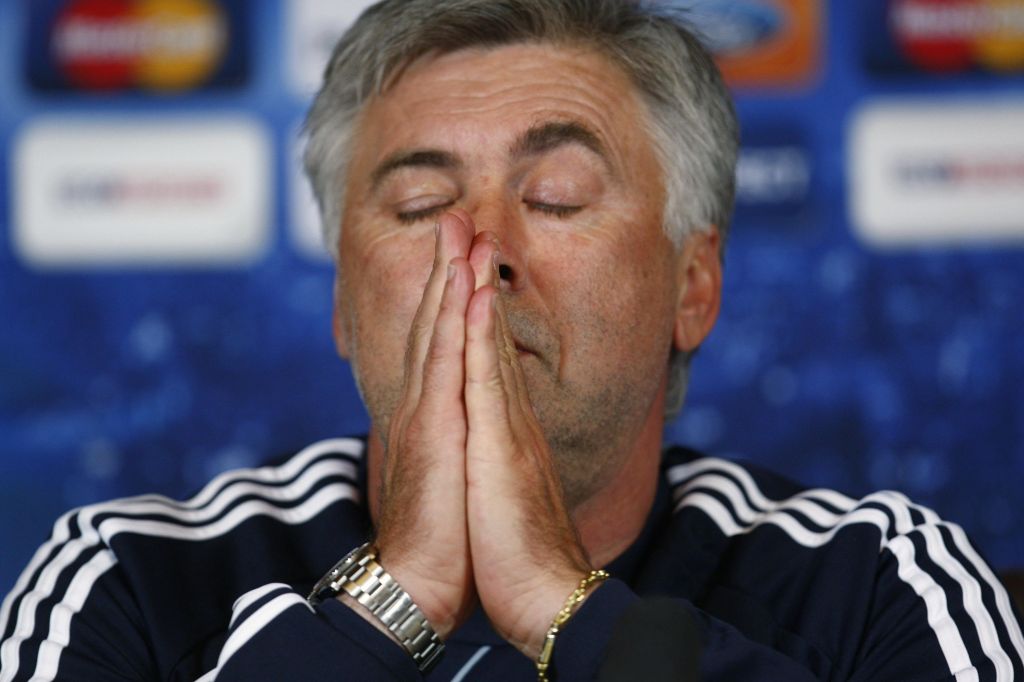 Carlo Ancelloti, técnico do Chelsea, que está com a mão na taça: precisa vencer o Wigan (15º colocado). O Manchester United, com um ponto a menos que o rival londrino, encara o Stocke City (10º) | Eddie Keogh/Reuters