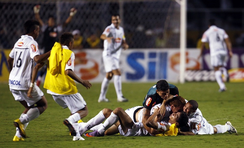 O Santos chegou a ficar com dois jogadores a menos e tomou bola na trave nos acréscimos. Susto tornou ainda mais eufórica a comemoração no Pacaembu | Paulo whitaker/Reuters