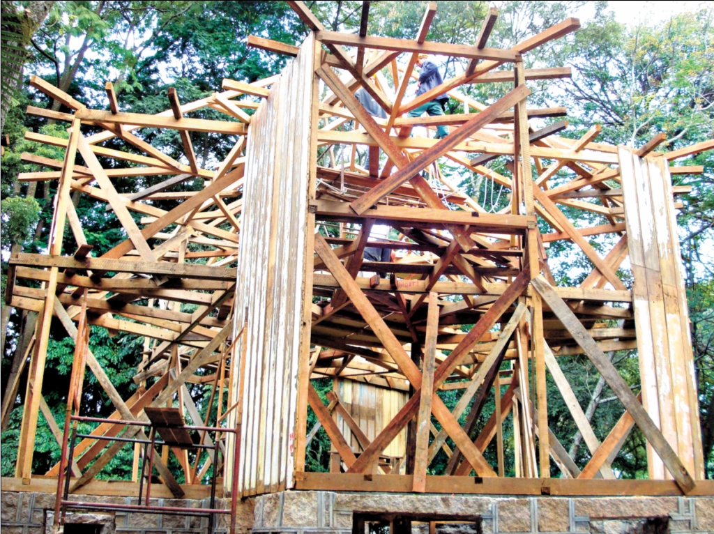 Reconstrução atual: estrutura em pé, ainda faltam as janelas e paredes | Fotos: Marcelo Elias/Gazeta do Povo