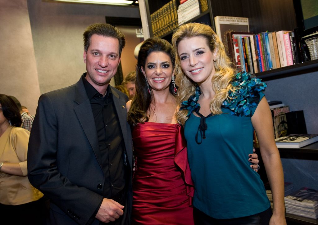Thomas Schmall, presidente da Volkswagen do Brasil, e sua mulher, Luciane Siqueira, com a atriz Christine Fernandes (à dir.), na festa de inauguração do salão Vimax Art Hair Beauty, terça passada, no Shopping Vila Olímpia, em São Paulo. Luciane é sócia do coiffeur Viktor Gonçalves no empreendimento | Marie Hippenmeyer
