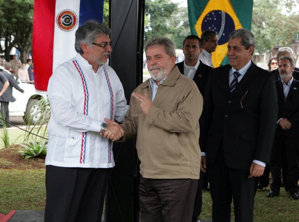 O presidente Lula e o presidente do Paraguai, Fernando Lugo, encontraram-se na praça central de Ponta Porã que divide a cidade do município paraguaio de Pedro Juan Caballero | Christian Rizzi / Agência de Noticias Gazeta do Povo