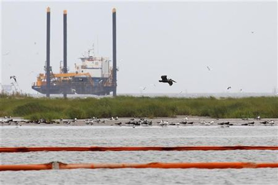 Plataforma petrolífera próximo a Ilha de Breton, Louisiana. A empresa britânica BP continua tentando conter o vazamento em um posto petrolífero submarino na costa sul dos EUA. | REUTERS/Carlos Barria