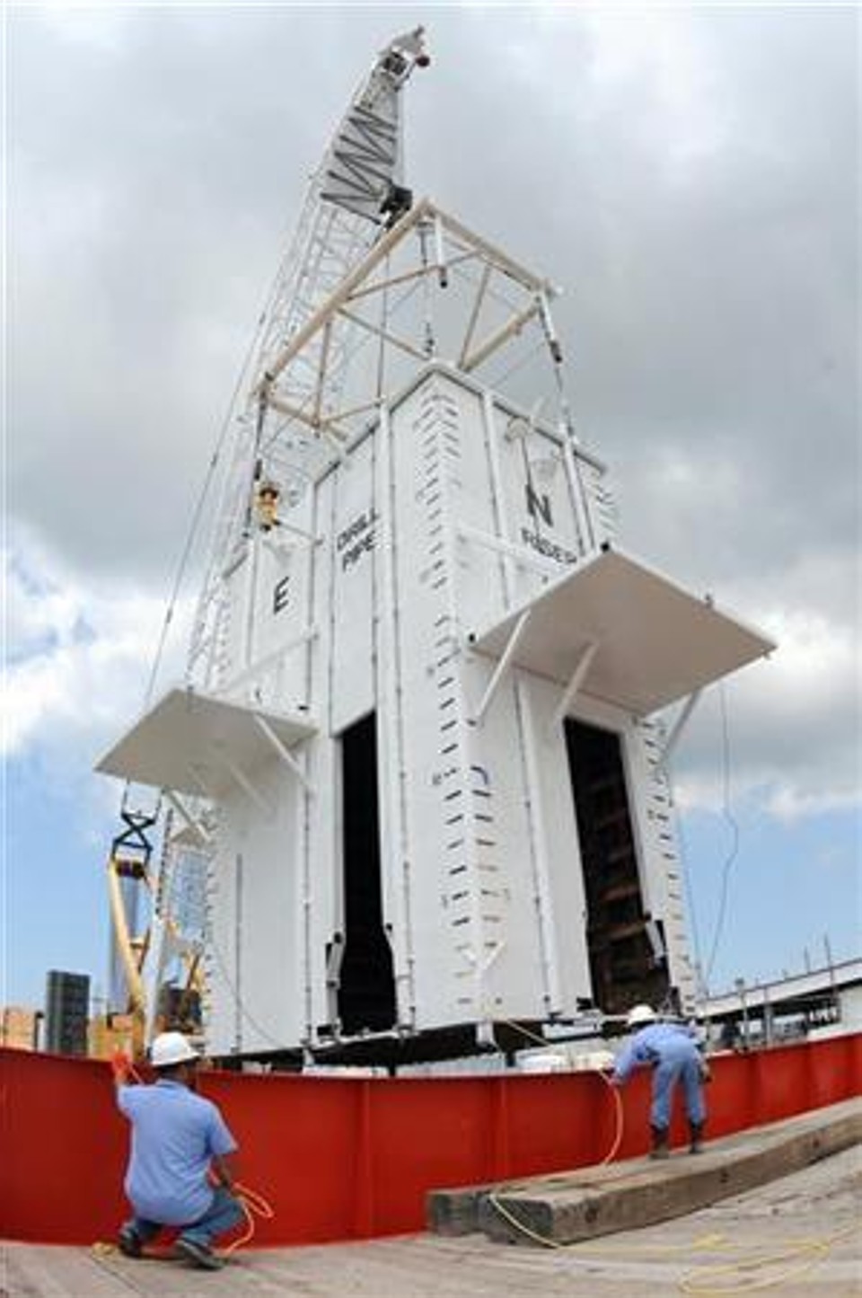 Câmara de contenção de poluição é transportado para o convés enquanto navio é preparado para embarcar próximo ao Porto Fouchon, Louisiana. | REUTERS/Guarda Costeira dos EUA/Patrick Kelley/Divulgação