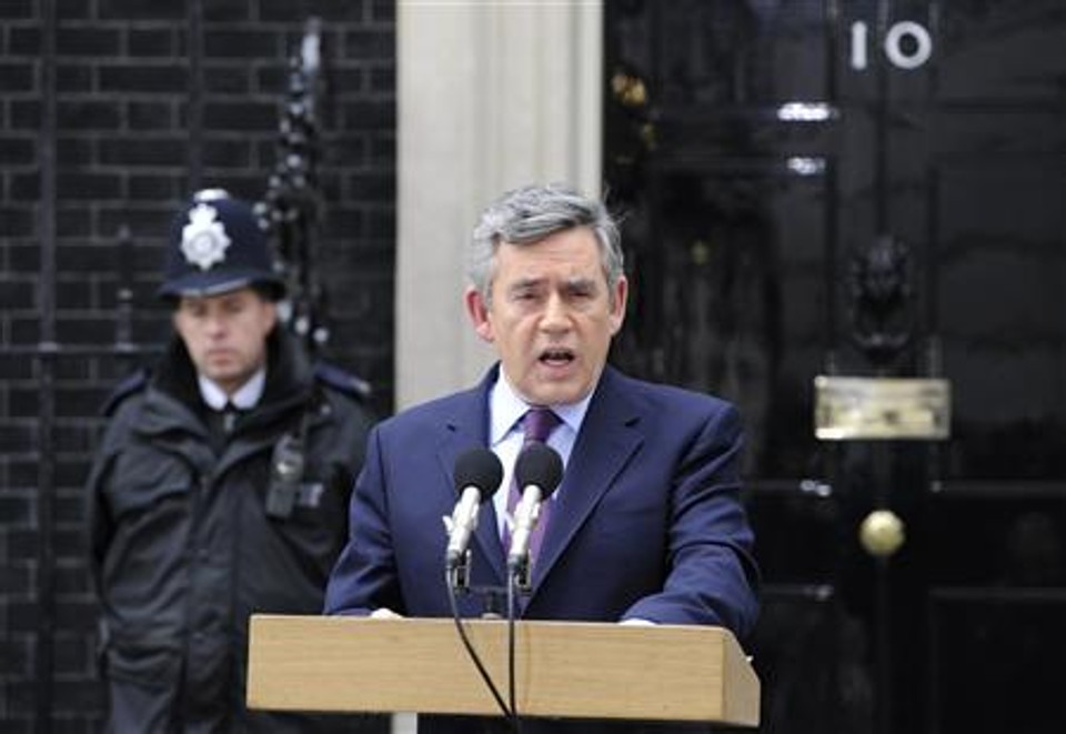 O primeiro-ministro britãnico, Gordon Brown, fala a jornalistas em frente à sua residência em Londres. | REUTERS/Paul Hackett