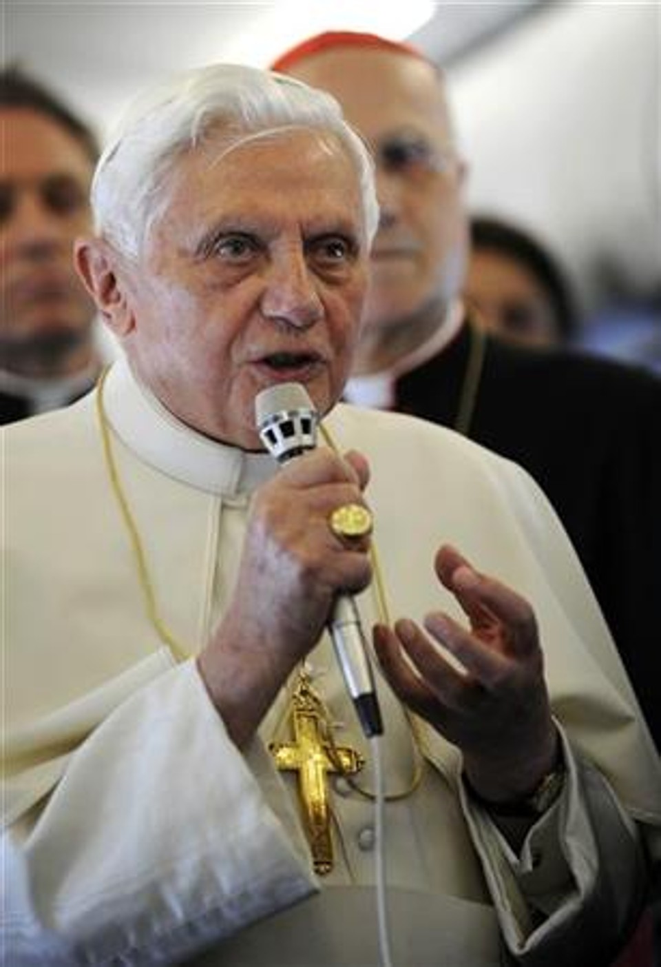 Papa Bento XVI fala com jornalistas no avião rumo a Portugal. O papa disse na terça-feira que a crise de abusos sexuais contra crianças devem fazer a Igreja reconhecer que a ameaça vem de pecado dentro da Igreja. | REUTERS/Stefano Rellandini