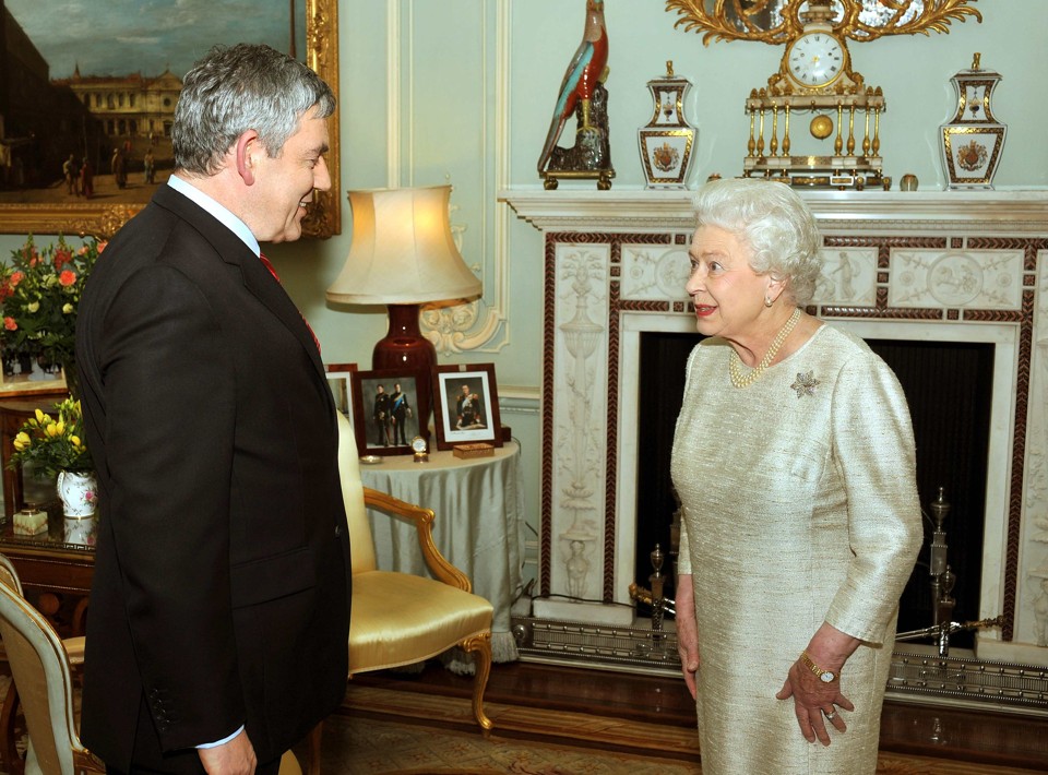 Gordon Brown é cumprimentado pela rainha em reunião em que ele oficializou a sua renúncia. | REUTERS/John Stillwell