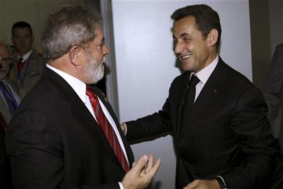 Sarkozy e Lula conversam antes de encontro em Madri. O presidente francês, Nicolas Sarkozy, disse nesta terça-feira que o acordo de troca de combustÃvel nuclear com o Irã, realizado durante negociações com o Brasil e a Turquia nesta semana. | REUTERS/Ricardo Stuckert/Presidencia de la Republica/Handout