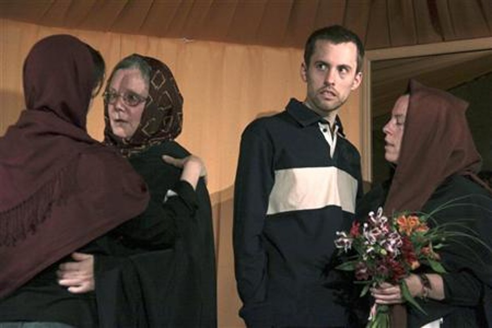 Sarah Shourd (à esquerda) e Shane Bauer (3º à  esquerda) se encontram com as mães em Teerã. As mães de três norte-americanos presos no Irã desde julho foram autorizadas a vê-los na quinta-feira, e pediram ao governo local que os liberte. | REUTERS/PRESS TV