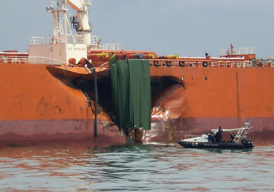 Embarcação colidiu com navio-tanque, causando o derramamento de 2,5 mil toneladas de óleo no mar na região do Estreito de Cingapura. | REUTERS/Malaysian Maritime Enforcement Agency/Handout