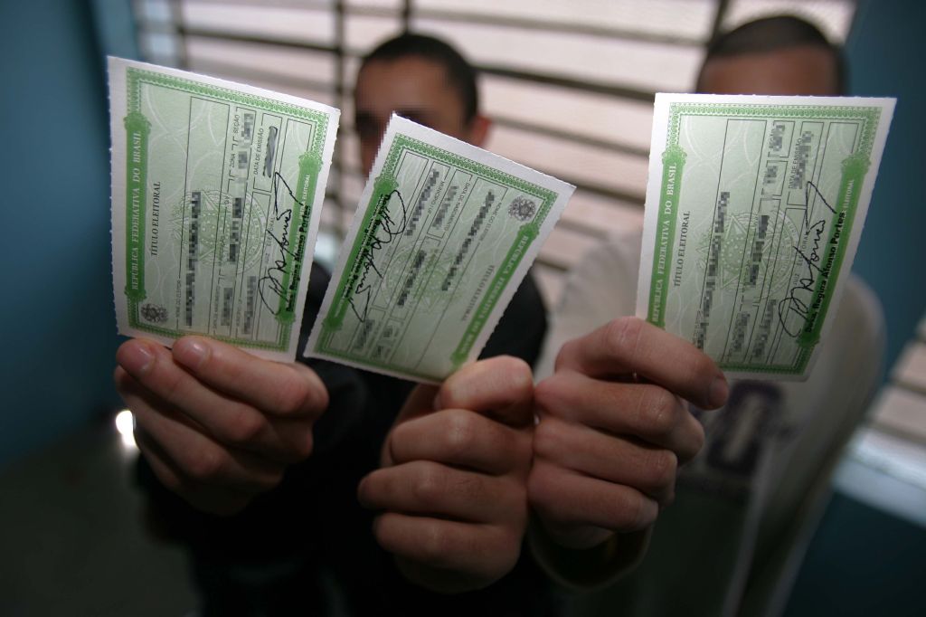 Internos que cumprem medida socioeducativa seguram o título de eleitor: neste ano irão votar pela primeira vez | Ivonaldo Alexandre/Gazeta do Povo
