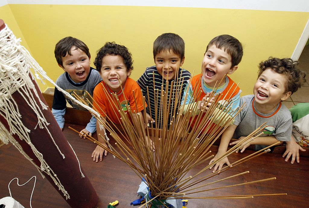 Alunos da Escola da Colina aprendem sobre consumo responsável em oficinas de reciclagem: lixo vira presente para colegas | Rodolfo Bührer/Gazeta do Povo