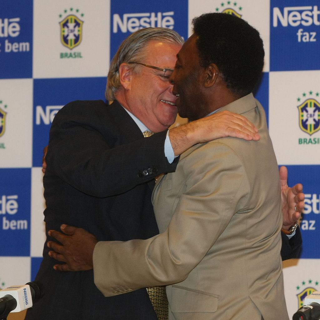 O empresário Ivan Zurita, diretor-presidente da Nestlé Brasil, abraça Pelé durante a assinatura de contrato com a CBF | Helvio Romero/ AE