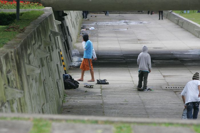 Moradores reclamam que galeria atrás do espelho d´água serve como local de uso de álcool e drogas | Ivonaldo Alexandre/Agência de Notícias Gazeta do Povo