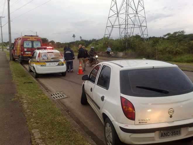 Celta branco bateu na ambulância do Siate ao tentar desviar da área isolada pelas autoridades | 