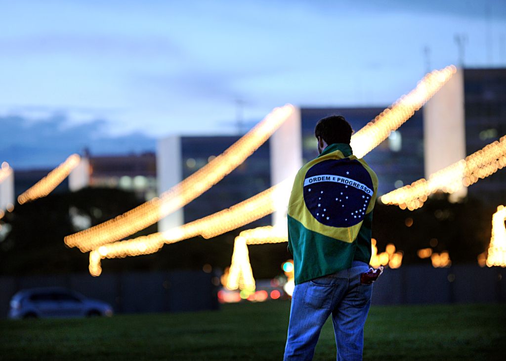Manifestante na Esplanada dos Ministérios, com iluminação especial de fim de ano: sugestões dos cidadãos não têm vez | Fabio Rodrigues Pozzebom/ABr