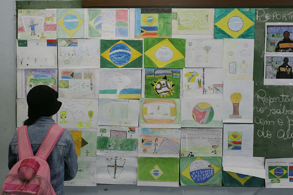 Mural com mensagens à seleção enfeita os corredores do Colégio Estadual Professor Algacyr Munhoz Maeder, no Bairro Altos. Alunos fizeram um igual para contagiar os atletas da equipe nacional | Daniel Castellano/ Gazeta do Povo
