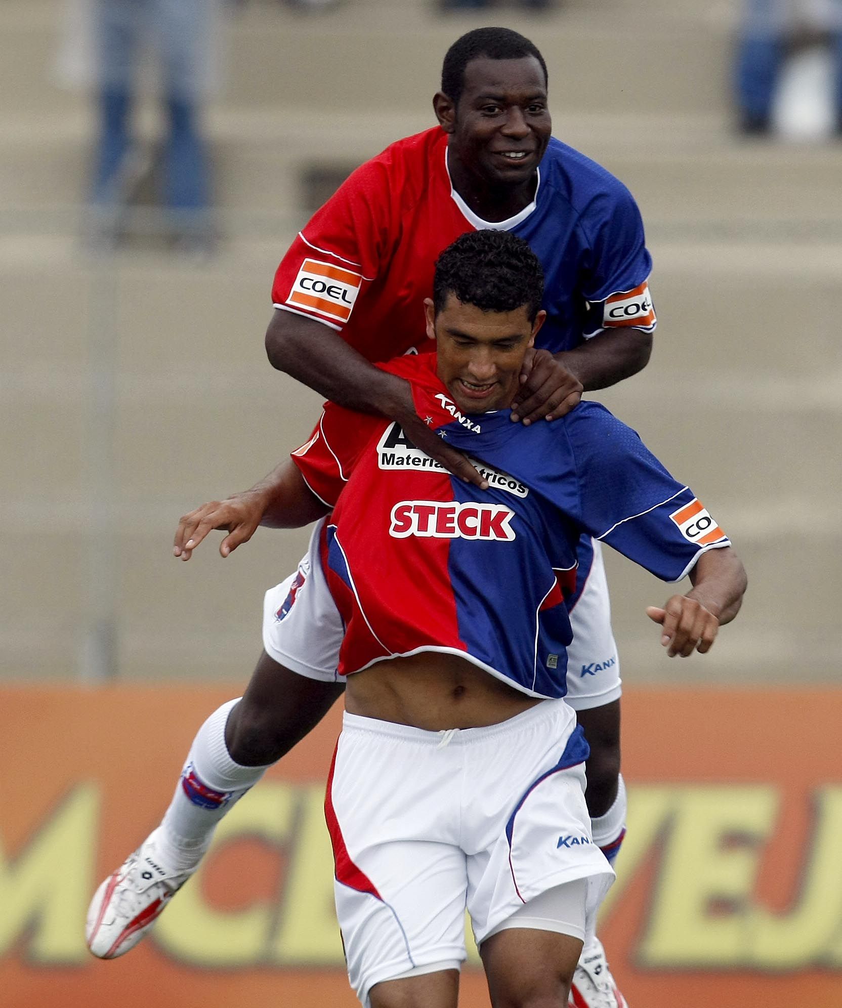 Leandro Bocão (embaixo) foi o nome do jogo. Em sua estreia, fez dois gols e garantiu vitória sobre o Ipatinga | Valterci Santos / Agência de Notícias Gazeta do Povo