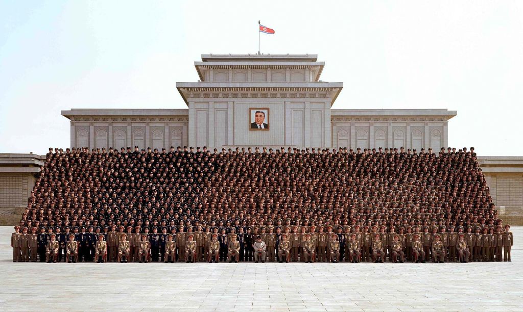 O líder norte-coreano Kim Jong-Il (no centro da primeira fileira), em uma solenidade com militares, em Pyongyang. Vigilância do país não impediu que redes de informantes, baseadas em telefones celulares, vazassem informações sobre o país | AFP
