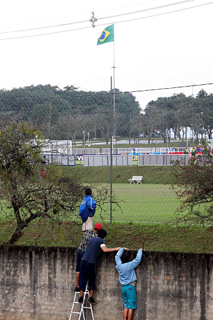 Crianças sobem no muro do CT na esperança de ver algum ídolo: sem chance | Albari Rosa/ Gazeta do Povo