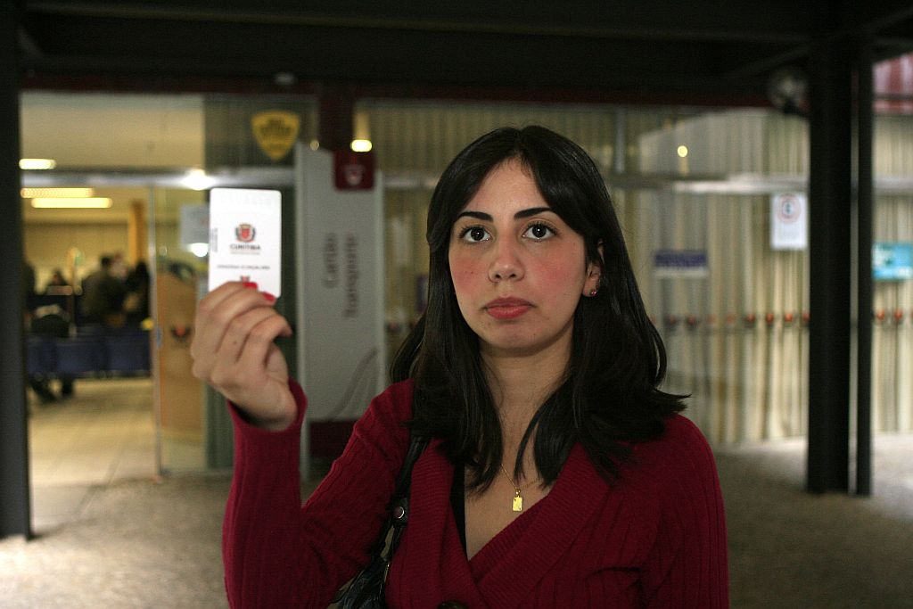 Vanessa Gonçalves, usuária do transporte coletivo que sabia da cobrança irregular: reclamar custaria mais caro do que pagar | Hedeson Alves/Gazeta do Povo