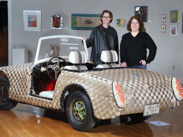Carro foi reformado com 400 m de tecido de cinto de segurança. | Gary Higgins/Barcroft Media/Getty Images