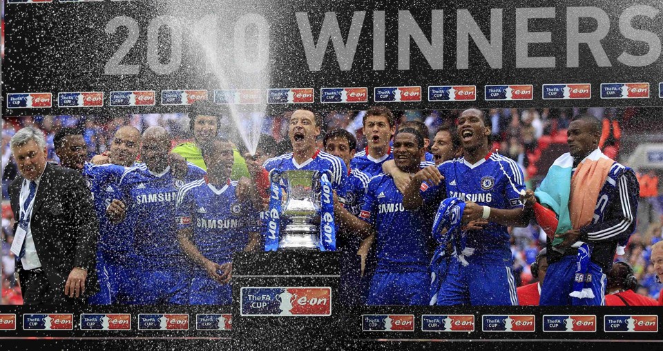 Jogadores do Chlesea comemoram com o troféu o título da Copa da Inglaterra, conquistado após vencer por 1 a 0 o Portsmouth, em Wembley | Eddie Keogh / Reuters