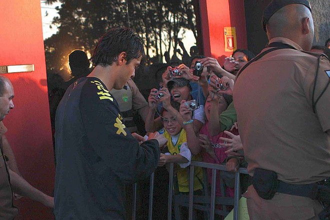 Kaká distribui autógrafos para os fãs de Curitiba |