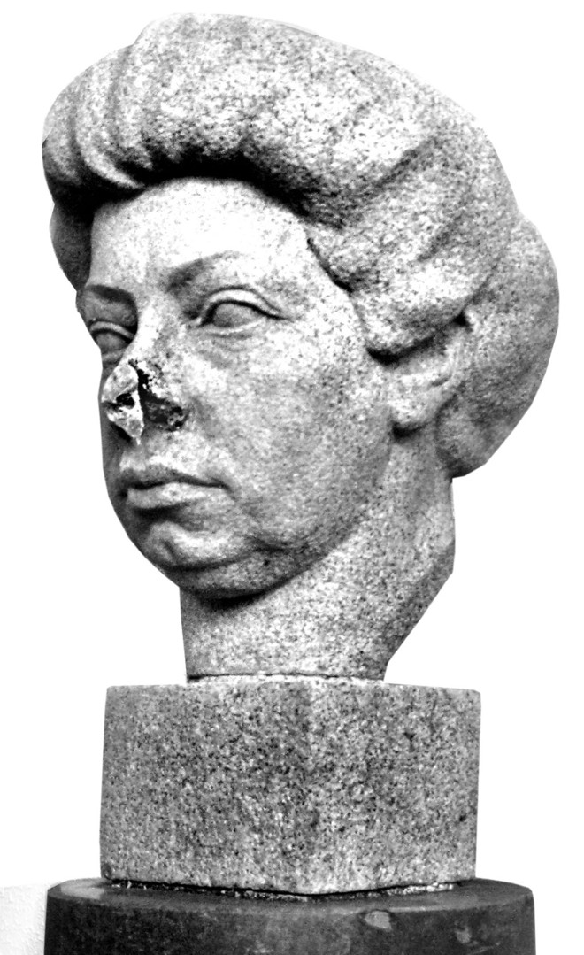 Voltamos com mais notícia sobre o busto mutilado (pela segunda vez) da professora Júlia Wanderley. Há poucos dias, o governador Orlando Pessuti, em conversa informal com o editor desta página, no Café da Boca, prometeu se interessar na recuperação do monumento da mestra. Como conheço bem o Pessutão, tenho certeza de que alguma providência ele tomará | 