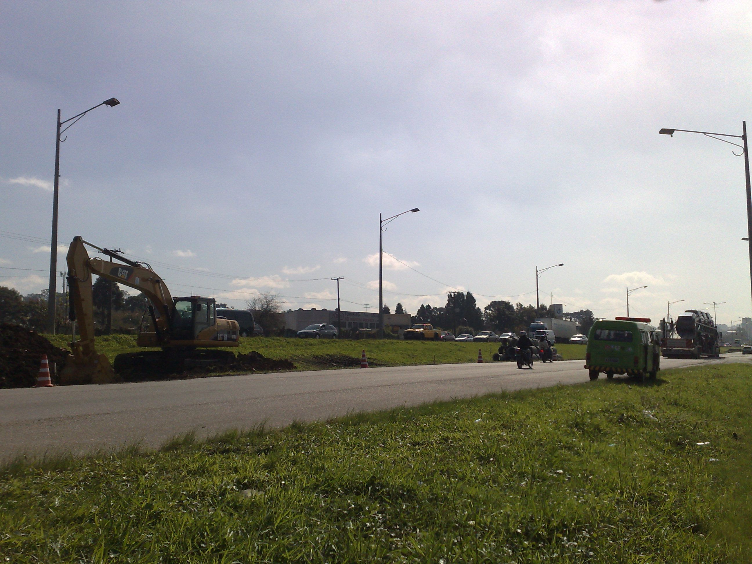 Pela manhã, os operários instalaram a sinalização de trânsito no trecho e começaram a trabalhar no canteiro central da via | Gladson Angeli - Agência de Notícias Gazeta do Povo
