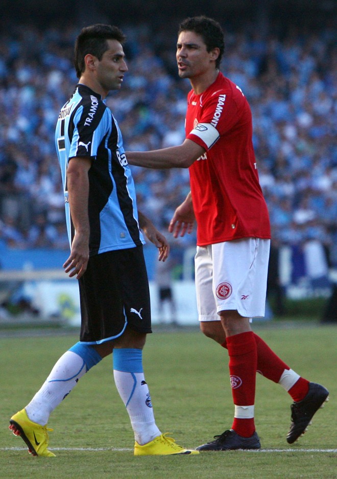 Jonas e Bolívar discutem durante o jogo no Olímpico | 
