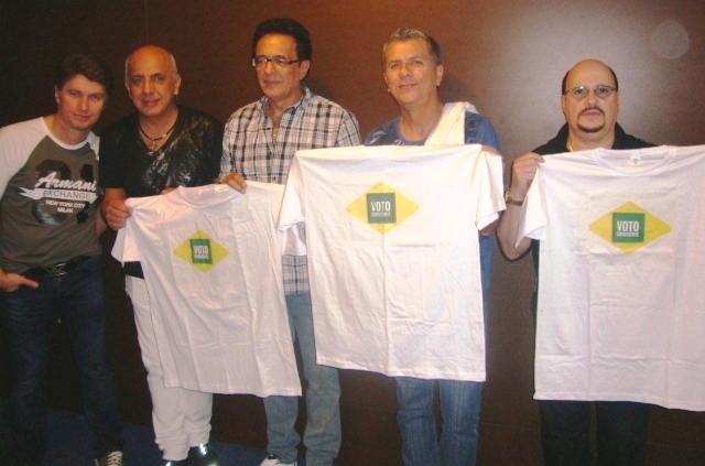 Integrantes do grupo Roupa Nova posaram para foto segurando as camisetas do Voto Consciente | Divulgação/98FM