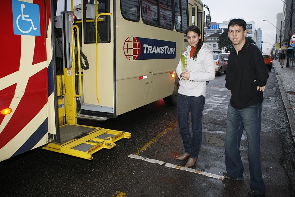 Ônibus fretados são alívio para o trânsito Funcionários da empresa New Zine, a pesquisadora Daniela Garcia e seu colega Rafael Ferreira usam todos os dias o ônibus fretado para ir ao trabalho | Aniele Nascimento/Gazeta do Povo
