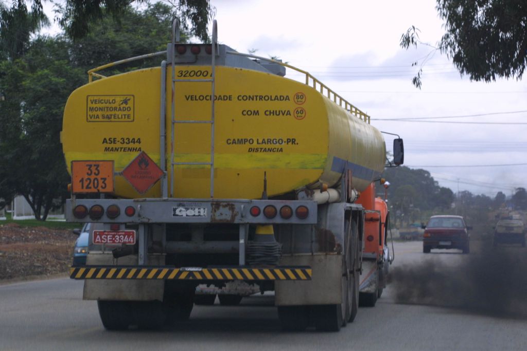 Caminhão-tanque distribui combustível na região de Curitiba: empresas de fachada sonegam metade do ICMS gerado ao ano pelas distribuidoras do Paraná | Luiz Augusto/Arquivo/ Gazeta do Povo