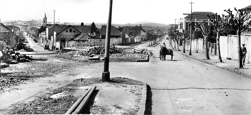 A Praça Theodoro Bayma, na confluência das Ruas Emiliano Perneta e Dr. Pedrosa. Nesse local existiu o Mercadinho Provisório, que foi demolido em 1937. Alguns anciãos, que eram piás naquele tempo, ainda lembram do tal mercadinho |