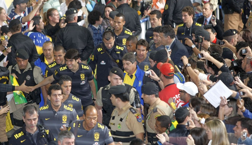Kaká cumprimenta fãs durante embarque da seleção | Jonathan Campos / Agência de Notícias Gazeta do Povo
