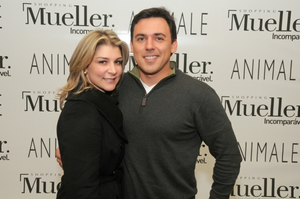 A designer de interiores Luciana Baggio e o namorado Eduardo Dias foram conferir a badalada pré-estreia do filme Sex and The City 2, quinta-feira no Shopping Mueller | Gerson Lima