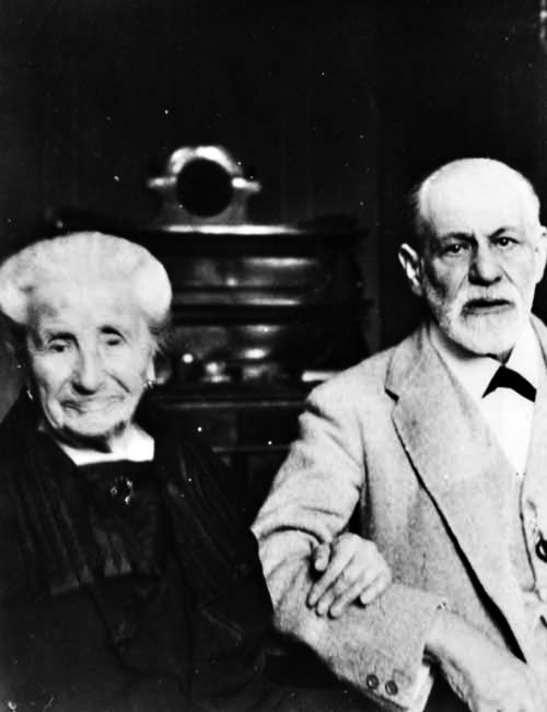 Freud e a mãe, Amalie: Eu não tinha liberdade de morrer enquanto ela estivesse viva | Fotos: Reprodução/Editora Record