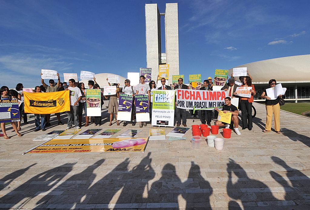 Manifestantes favoráveis à aprovação do projeto Ficha Limpa lavam a rampa do Congresso | Agência Brasil