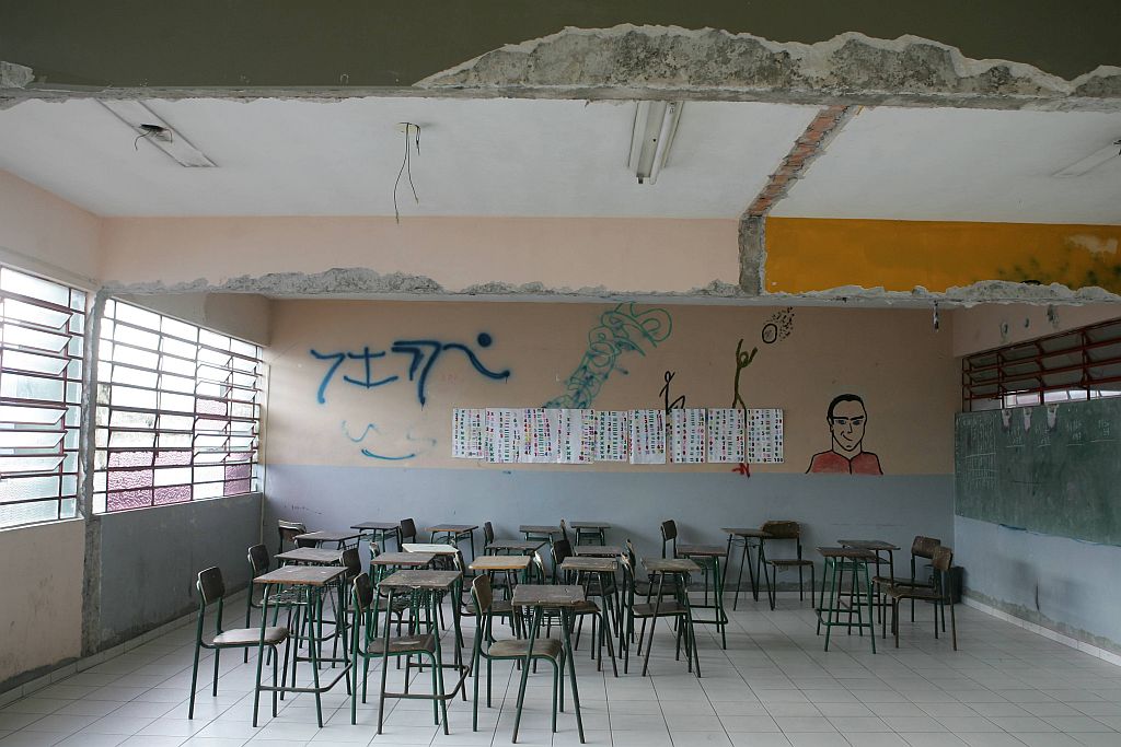 Salas de aula sem condições de uso levaram escola a adotar turno intermediário |