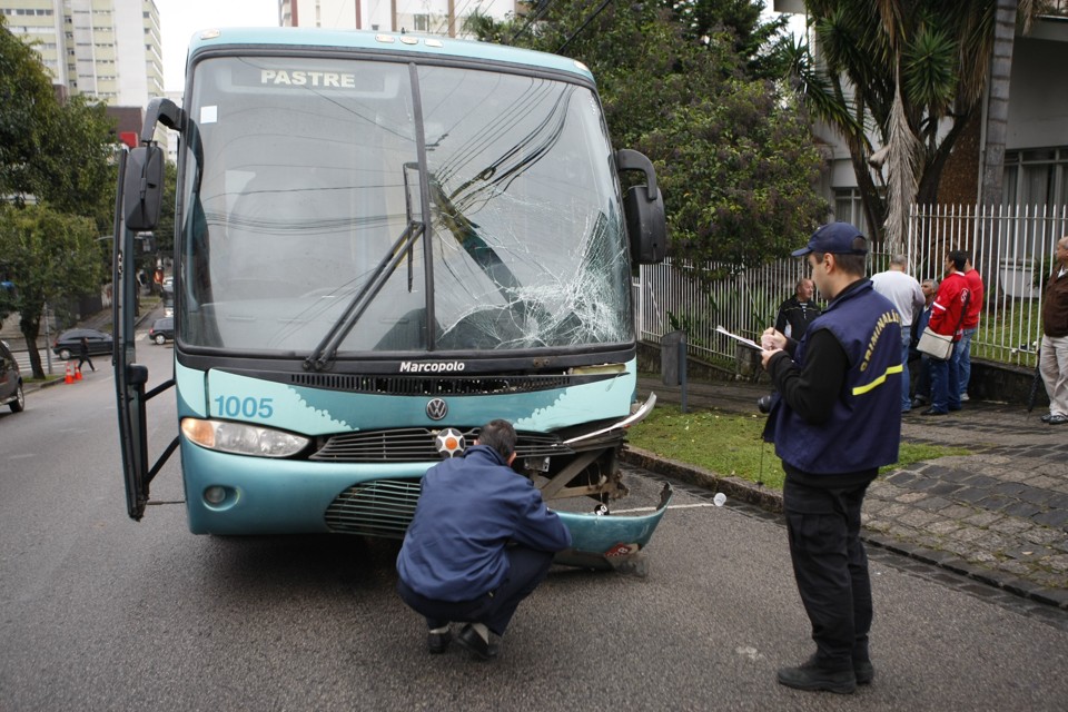 Acidente entre ônibus e motocicleta deixou dois mortos | Aniele Nascimento / Agência de Noticias Gazeta do Povo
