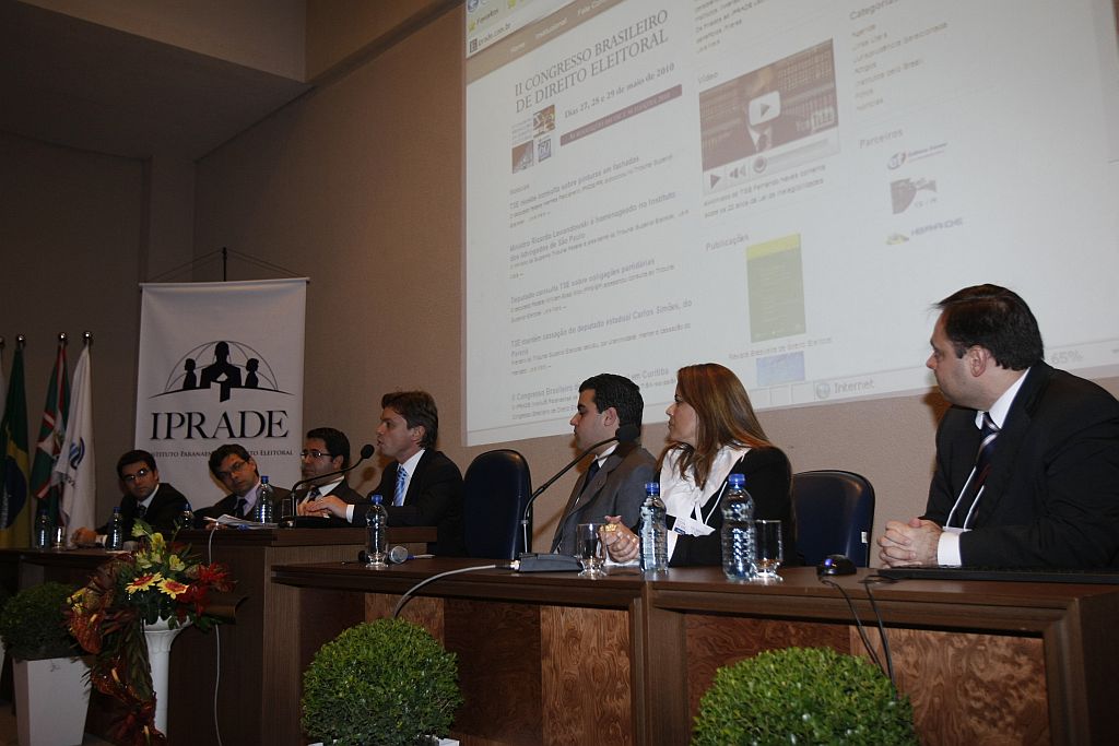 Homenagem - A Gazeta do Povo e a RPC TV foram homenageadas ontem na abertura do II Congresso Brasileiro de Direito Eleitoral, em Curitiba, em virtude da defesa que os dois veículos de comunicação fazem da democracia, em especial por causa da série Diários Secretos | Pedro Serápio/ Gazeta do Povo